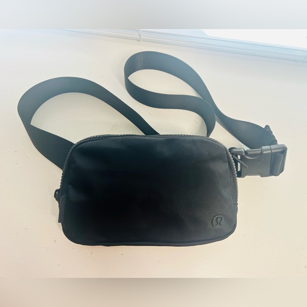 Lululemon Everywhere Belt Bag black/black 1L
